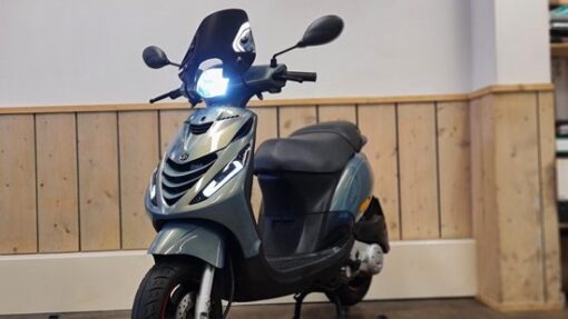 WINDSCHERM PIAGGIO ZIP LAAG GLANS ZWART INCL. BEVESTIGING