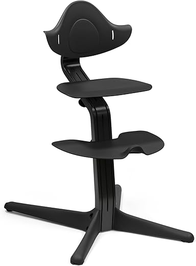 Stokke Nomi stoel, zwart - Inspireert actief zitten - Zonder gereedschap, naadloze verstelbaarheid - Inclusief stabiele voetsteun en anti-kantelwielen - Kan tot 150 kg dragen