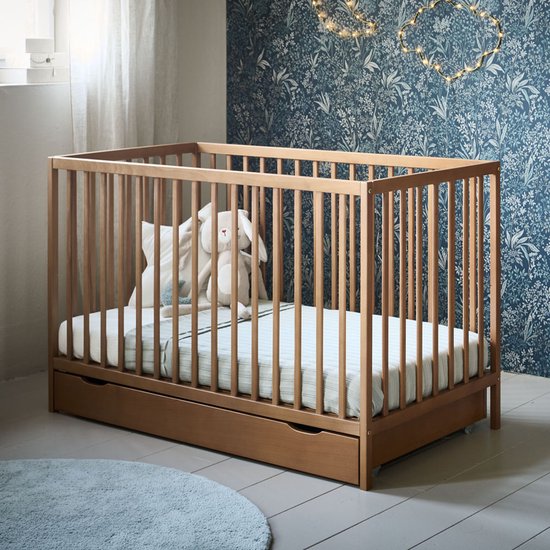 Petite Amélie ® Ledikant - 60 x 120 cm - Lattenbodem instelbaar in 3 hoogtes - Geschikt tot ongeveer 2 jaar - Stevig Bed dankzij Massief Hout & Sterk Plaatmateriaal - Walnoot