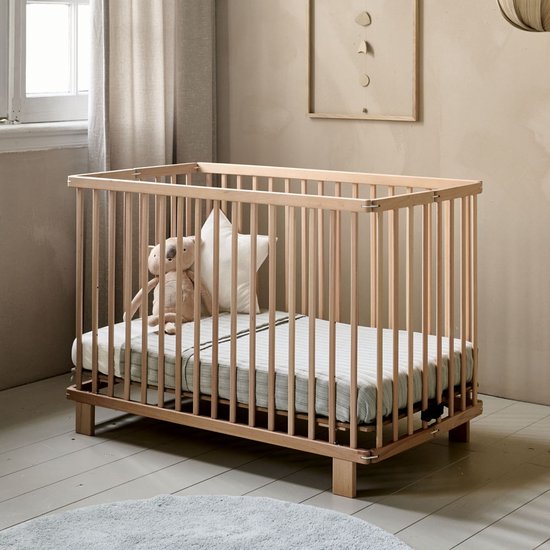 Petite Amélie Ledikant hout 60x120 cm - Inklapbaar baby bed perfect voor beperkte ruimtes - 3 Hoogte instellingen van Lattenbodem - Stevig Massief Houten Bed - Naturel - Origami Collectie